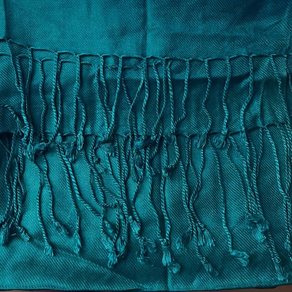 Accessory Street Scarf - Picture 3 of 4